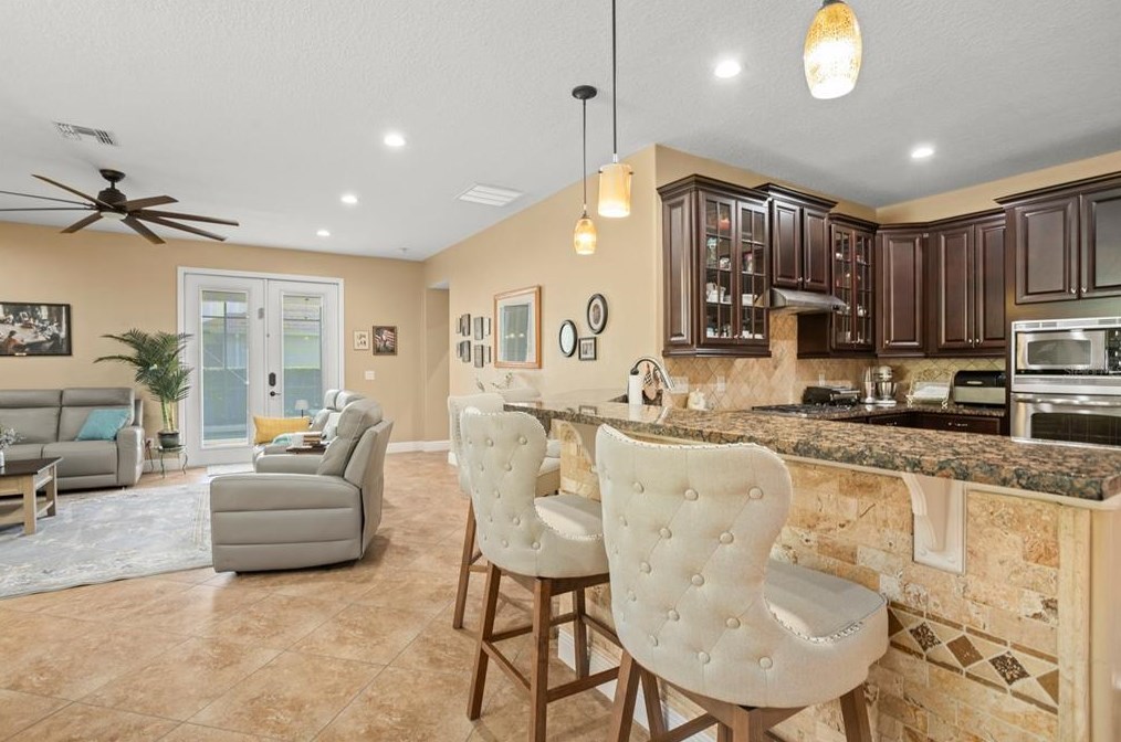 1060 Vinsetta Cir, Winter Garden FL  34787-9625 exterior