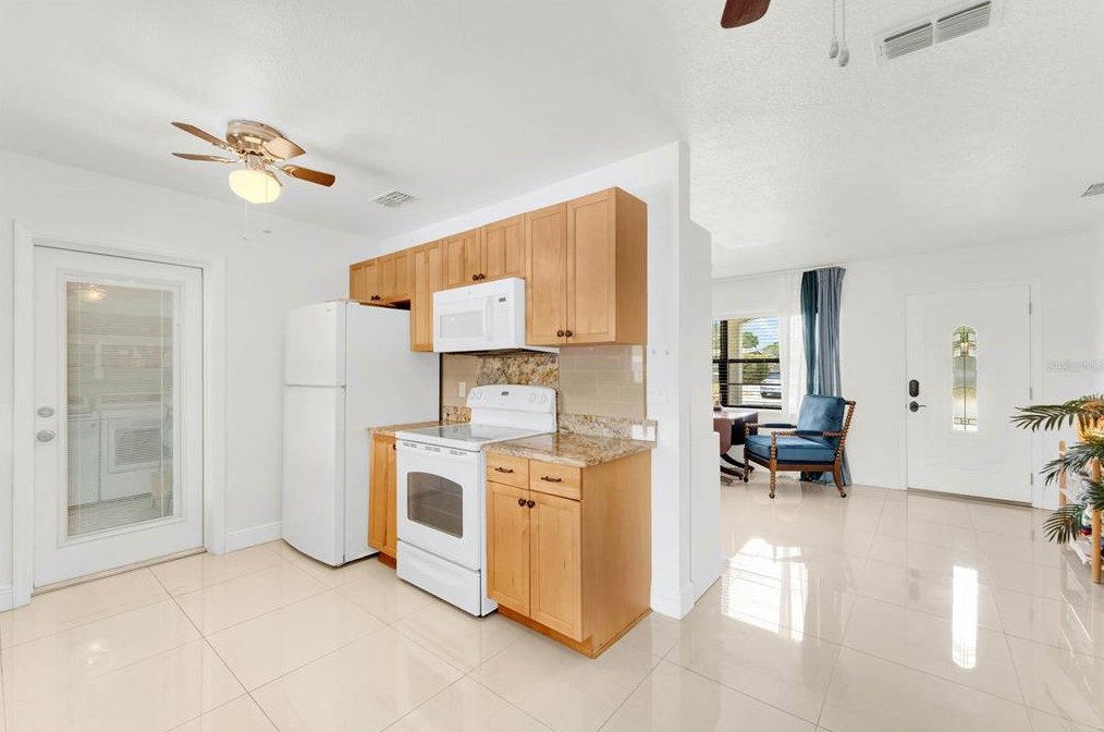 627 Adirondack Ave, Orlando FL  32807-1203 exterior