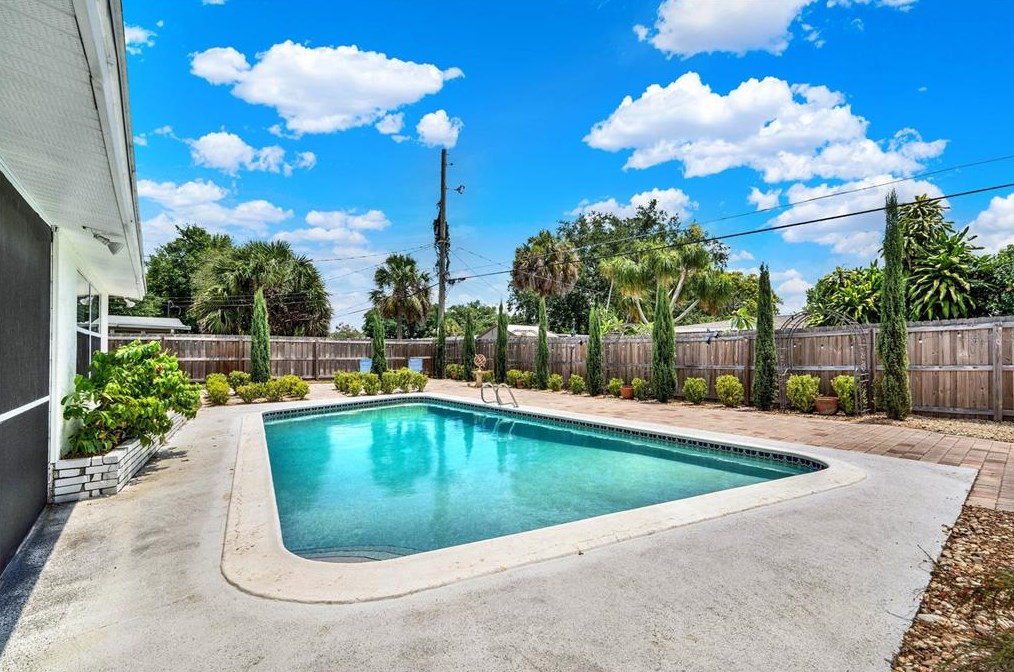 627 Adirondack Ave, Orlando FL  32807-1203 exterior