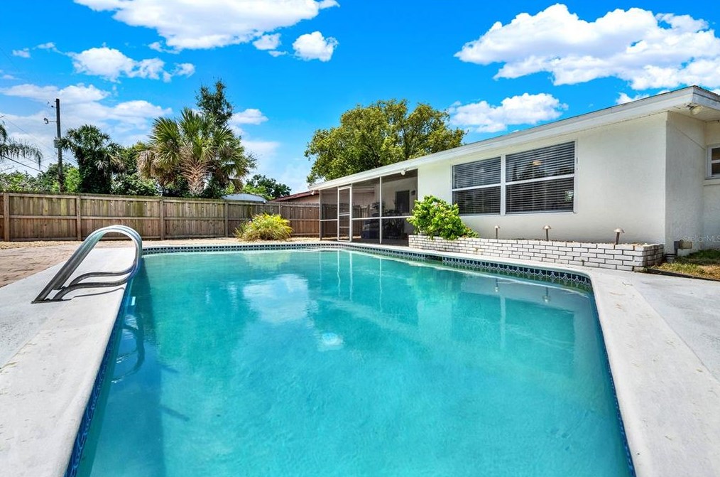 627 Adirondack Ave, Orlando FL  32807-1203 exterior