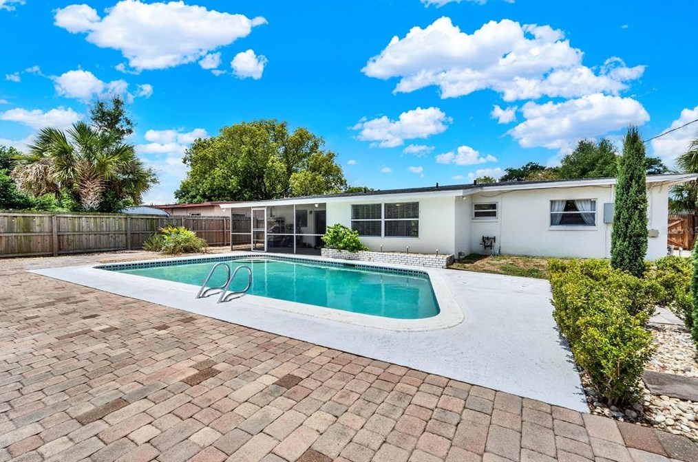 627 Adirondack Ave, Orlando FL  32807-1203 exterior