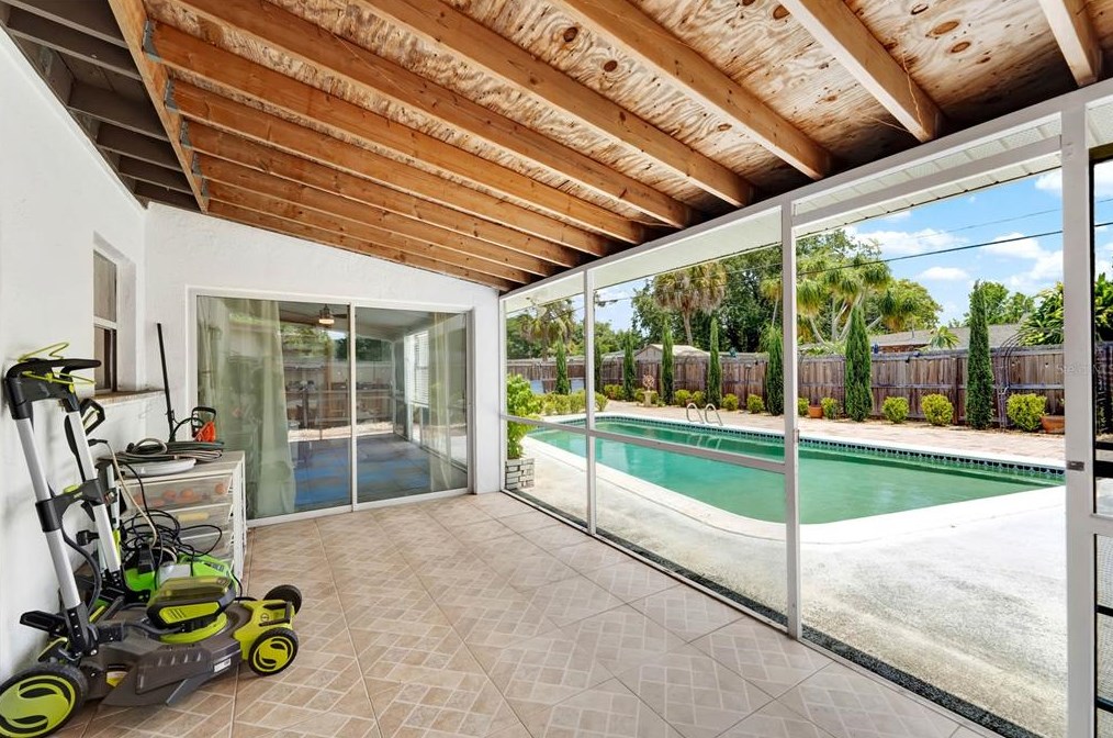 627 Adirondack Ave, Orlando FL  32807-1203 exterior