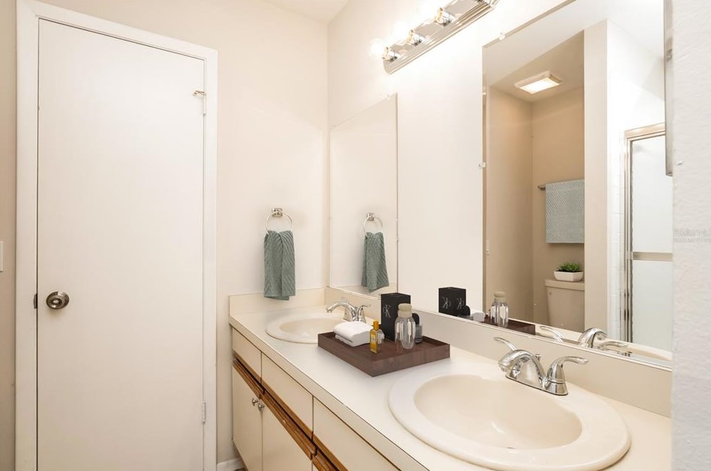 5616 Breckenridge Cir, Orlando FL  32818-1377 exterior