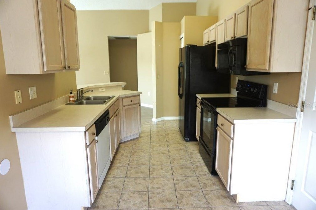 242 Casterton Cir, Davenport FL 33897-3695 exterior