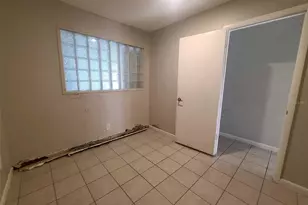 3217 Deerfield Dr, Tampa, FL 33619 - Photo 9