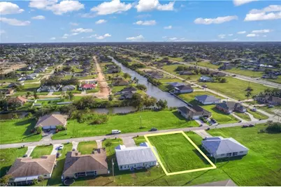 833 NE 15th Lane, Cape Coral, FL 33909 - Photo 5