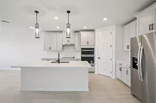 1754 Draughton Pl, Zephyrhills, FL 33541 - Photo 5