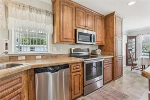 36850 Lakewood Dr, Zephyrhills, FL 33542 - Photo 13