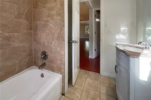 2132 McIntosh Rd, Sarasota, FL 34232 - Photo 5