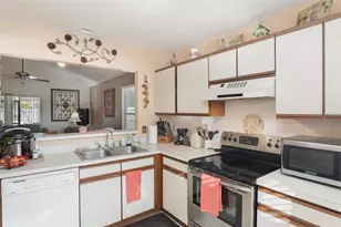 150 Edgewater Cir, Sanford, FL 32773 - Photo 9