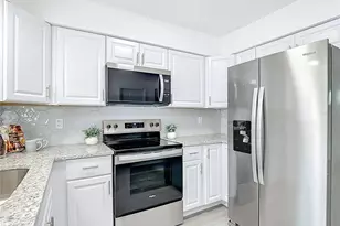 10017 N Hartts Dr, Tampa, FL 33617 - Photo 7