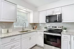 10017 N Hartts Dr, Tampa, FL 33617 - Photo 5