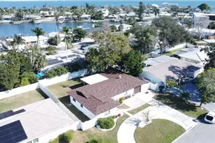 2502 Tropical Shores Dr SE, Saint Petersburg, FL 33705 - Photo 3