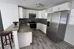 545 Oak Dr, Tavares, FL 32778 - Photo 7