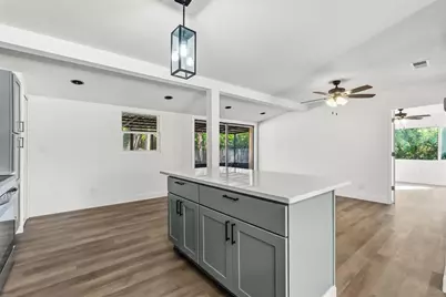10395 San Martin Boulevard NE, Saint Petersburg, FL 33702 - Photo 13