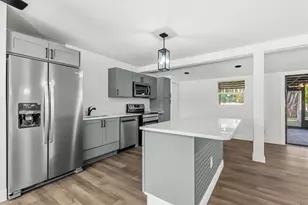 10395 San Martin Blvd NE, Saint Petersburg, FL 33702 - Photo 11