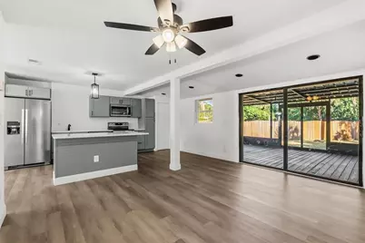 10395 San Martin Boulevard NE, Saint Petersburg, FL 33702 - Photo 9