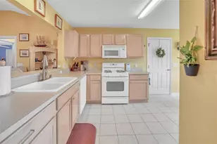 8371 SE 168th Trinity Pl, The Villages, FL 32162 - Photo 9