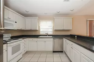 8620 SE 166th Birchbrook Loop, The Villages, FL 32162 - Photo 9