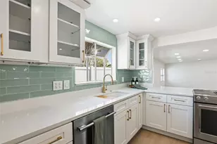 301 81st Ave NE, Saint Petersburg, FL 33702 - Photo 13