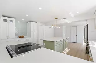 301 81st Ave NE, Saint Petersburg, FL 33702 - Photo 11