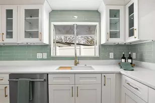 301 81st Ave NE, Saint Petersburg, FL 33702 - Photo 17