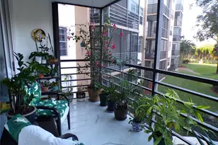 1000 St Charles Pl, Pembroke Pines, FL 33026 - Photo 25