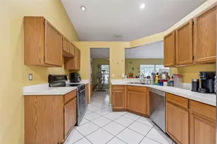 11340 Calgary Cir, Tampa, FL 33624 - Photo 7