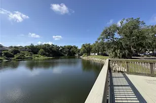 7120 Waterside Dr, Tampa, FL 33617 - Photo 15