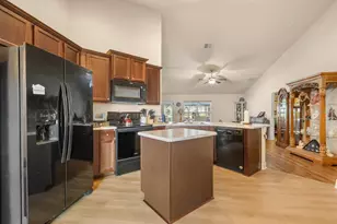 906 Edith Dr, Fruitland Park, FL 34731 - Photo 5