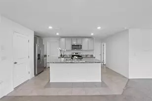 7530 Broad Pointe Dr, Zephyrhills, FL 33540 - Photo 5