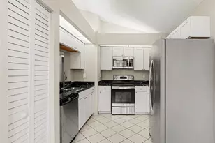 8211 Country Oaks Ct, Sarasota, FL 34243 - Photo 7