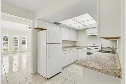 136 W Cedarwood Circle, Kissimmee, FL 34743 - Photo 5
