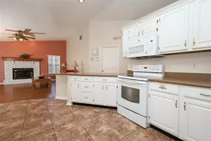 610 Yorktown Dr, Leesburg, FL 34748 - Photo 17