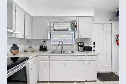 220 SE Jefferson Circle N, Saint Petersburg, FL 33703 - Photo 11