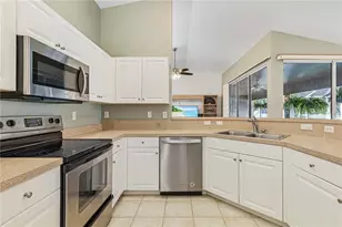 810 SW 10th Pl, Cape Coral, FL 33991 - Photo 9