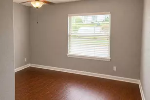 8618 Grandview Dr, Tampa, FL 33617 - Photo 21