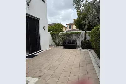 10306 W 33rd Lane, Hialeah, FL 33018 - Photo 5