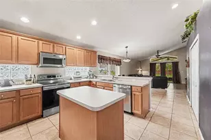 8376 Lake Amhurst Tr, Orlando, FL 32829 - Photo 9