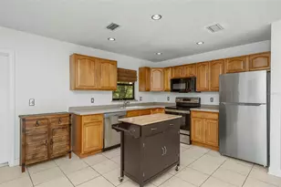 8732 Overlook Dr, Tampa, FL 33617 - Photo 5