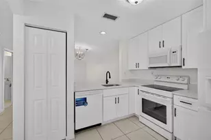 946 Summit Lake Dr, West Palm Beach, FL 33406 - Photo 7