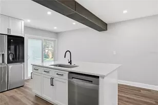 707 Aberdeen Cir, Tampa, FL 33617 - Photo 9