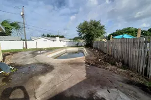 9956 136th St, Seminole, FL 33776 - Photo 5