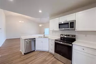 923 Oxford Park Dr, Sun City Center, FL 33573 - Photo 7