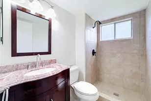 1520 Glen Oaks Dr E, Sarasota, FL 34232 - Photo 15