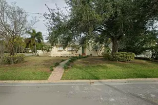 601 34th Ave NE, Saint Petersburg, FL 33704 - Photo 1