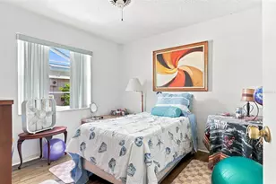 7833 38th Ct E, Sarasota, FL 34243 - Photo 9