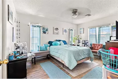 7833 38th Court E, Sarasota, FL 34243 - Photo 3