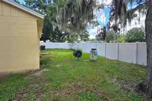 348 Vineyard Dr, Lakeland, FL 33809 - Photo 5