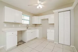 1206 NE 5th Pl, Cape Coral, FL 33909 - Photo 5